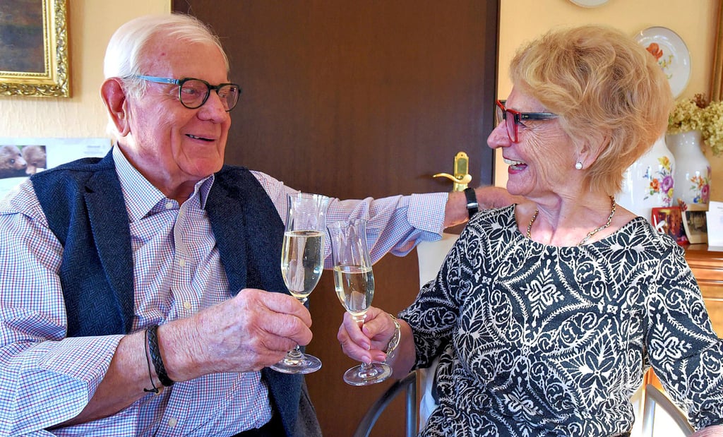 Bärbel (79) und Dieter Weber (84) feiern gut gelaunt diamantene Hochzeit. Das Paar hatte sich während seiner Oberschulzeit in Barby kennengelernt und in Schönebeck geheiratet.