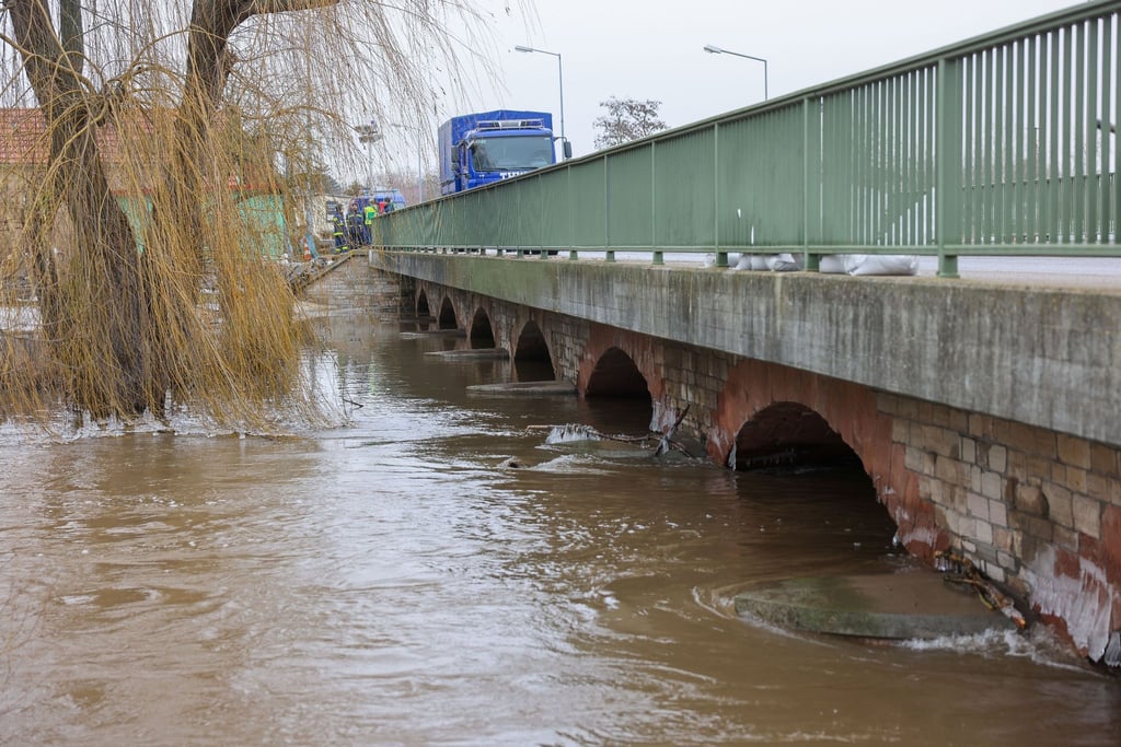 Trotz Rückgang des Hochwassers fließt noch viel Wasser die Helme hinab.