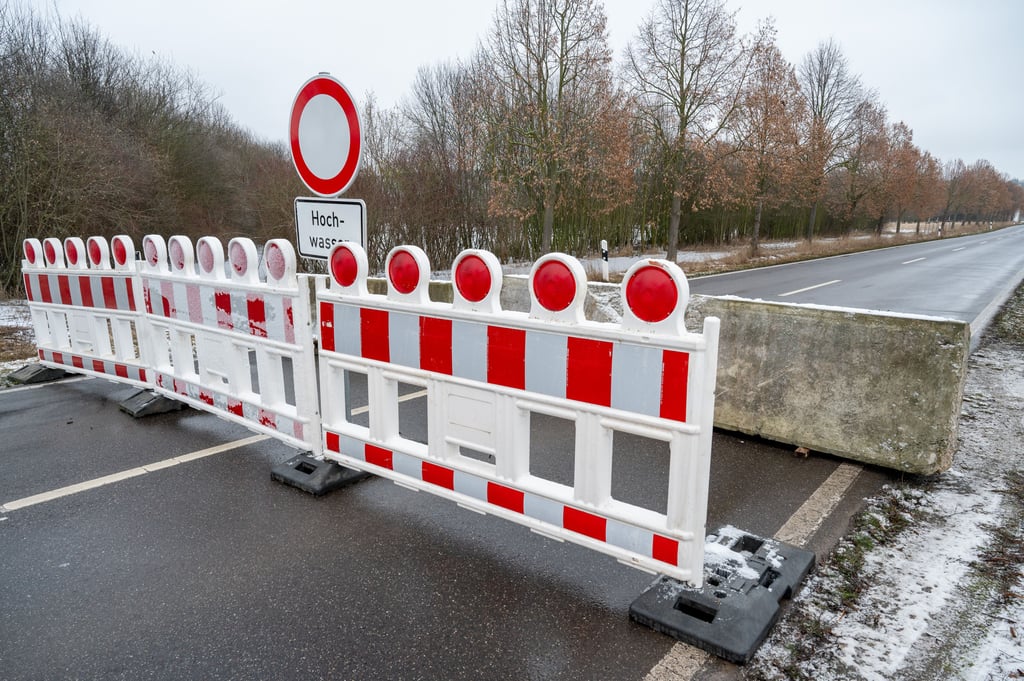 Da die Absperrung auf der Landesstraße 205 in Richtung Naumburg-Henne in den vergangenen Tagen mehrfach von Unbekannten beiseite geräumt worden ist, wurden nun Betonteile auf die Fahrbahn gestellt.