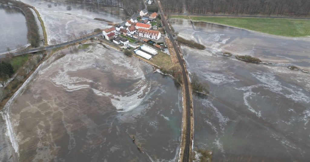 Überschwemmt und anschließend gefroren: Eine Bahnstrecke bei Nidderau-Eichen in Hessen.