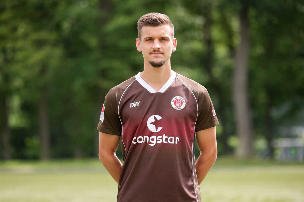 FC St. Paulis Adam Dzwigala bei einem Fototermin.