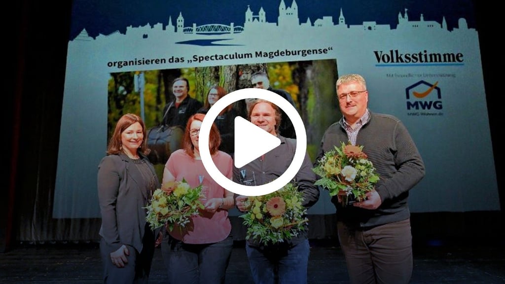 Volksstimme-Redakteurin Sabine Lindenau (von links) überreichte Manuela Nord, Mirko Stage und Michael Dauer Pokale und Blumen. Die Organisatoren des Mittelalterfestivals Spectaculum Magdeburgense wurden  dritte Sieger bei der Gala zum Magdeburger des Jahres.