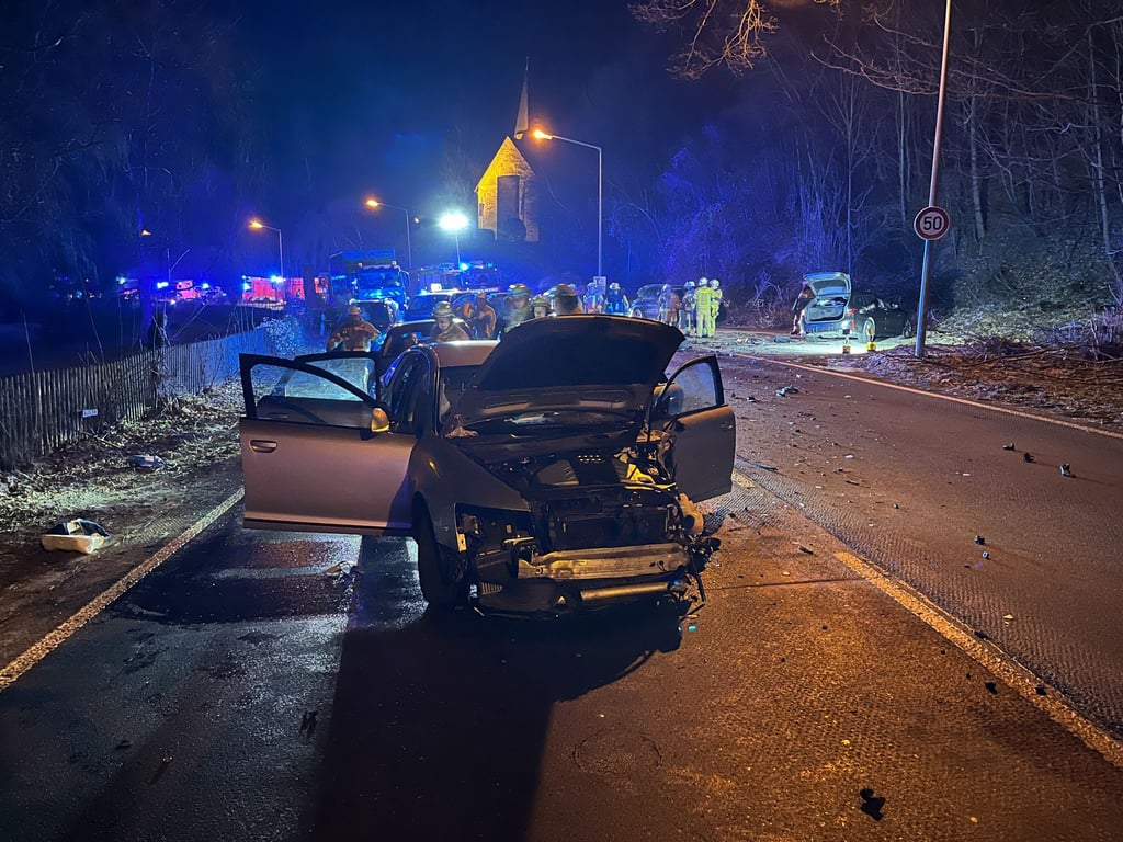 Der Feuerwehreinsatz nach dem Frontalzusammenstoß zweier Autos in Menden im Sauerland.