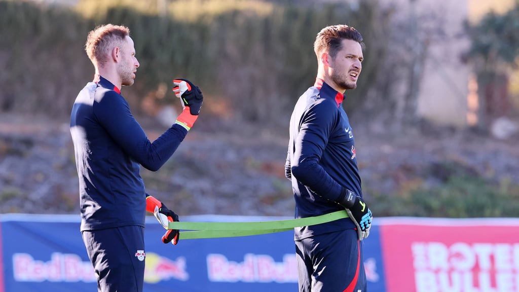 Er steht im Tor, und ich dahinter: Janis Blaswich und Peter Gulacsi (von rechts).