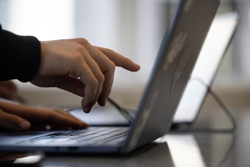 Zwei Frauen arbeiten in einem Coworking-Space.