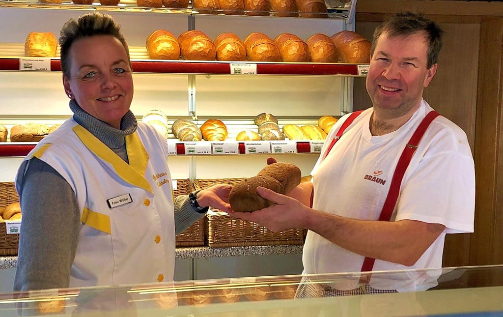 Bäckermeister Sven Eschholz hat das Urkorn kreiert. Verkäuferin Heike Wölfer empfiehlt es gern den Kunden.