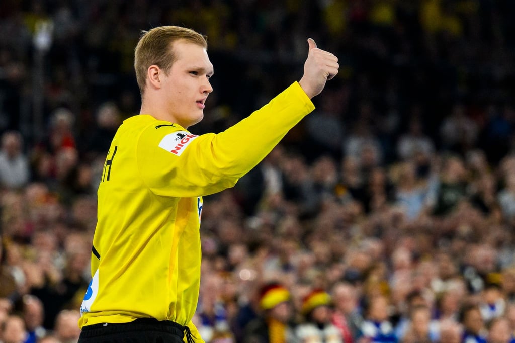 Deutschlands Torwart David Späth gestikuliert.