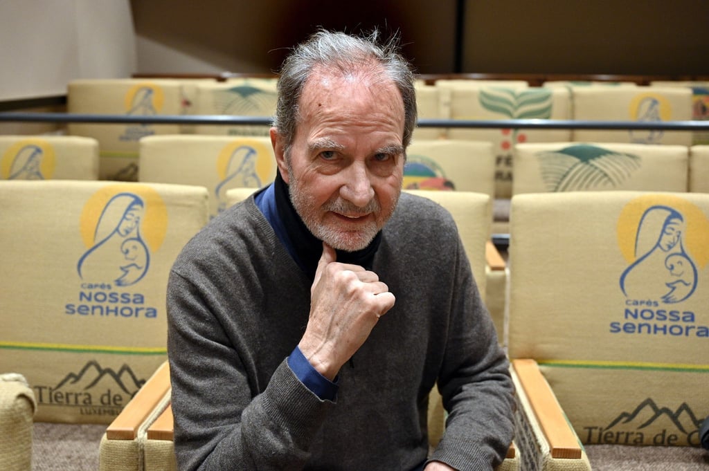 Filmregisseur Edgar Reitz sitzt vor der offiziellen Eröffnung des Deutschen Filmpreises im "Kino Heimat".