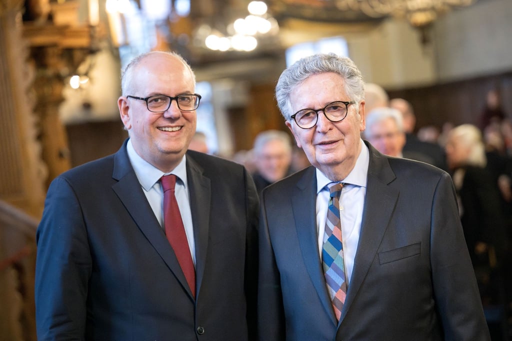 Bremens Bürgermeister Andreas Bovenschulte (l) und Bremens Altbürgermeister Klaus Wedemeier.