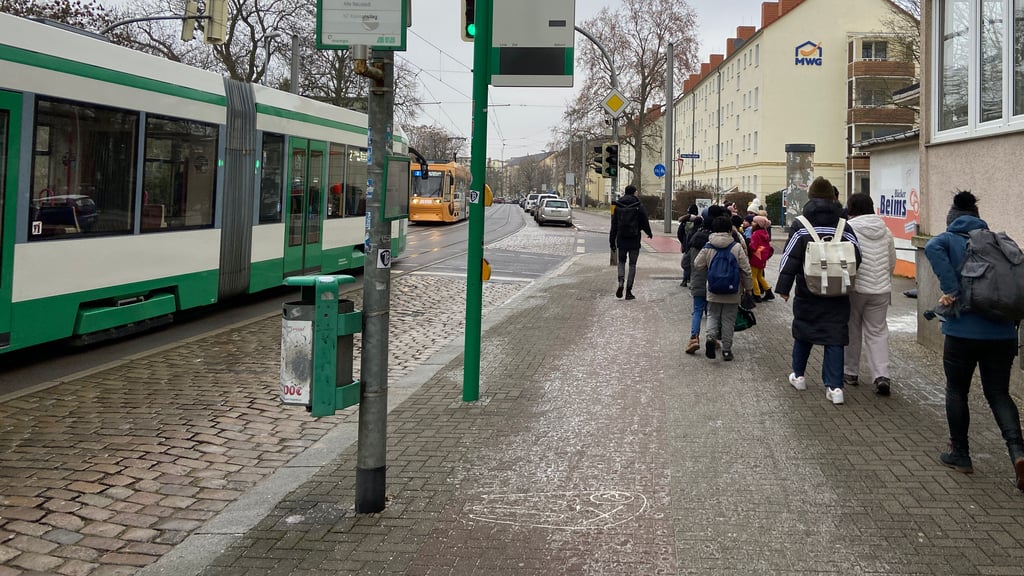 Um den Weg für Grundschulkinder sicherer zu machen, wird die Stadt von der Fraktion Gartenpartei/Tierschutzallianz und der Stadträtin der CDU-Ratsfraktion dazu aufgefordert, entsprechende Schilder aufzustellen.
