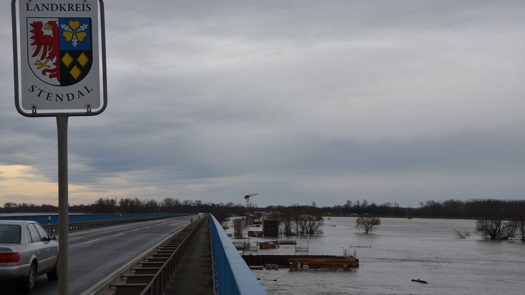 Keine Blockade durch Bauern-Proteste:Der Verkehr auf der B189-Brücke in Wittenberge zwischen Sachsen-Anhalt und Brandenburg ist am Freitag, 12. Januar 2024 frei.