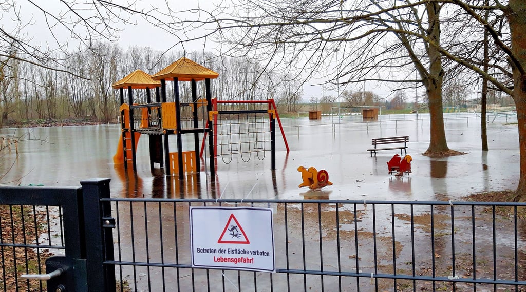Der Spielplatz und auch das Sportareal des VfR Roßla standen zuerst unter Wasser, jetzt sind sie von Eis bedeckt. Das Betreten ist streng verboten.