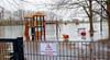 Der Spielplatz und auch das Sportareal des VfR Roßla standen zuerst unter Wasser, jetzt sind sie von Eis bedeckt. Das Betreten ist streng verboten. 