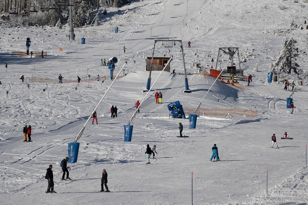 Wintersportler sind im Bereich Hexenritt am Wurmberg unterwegs.