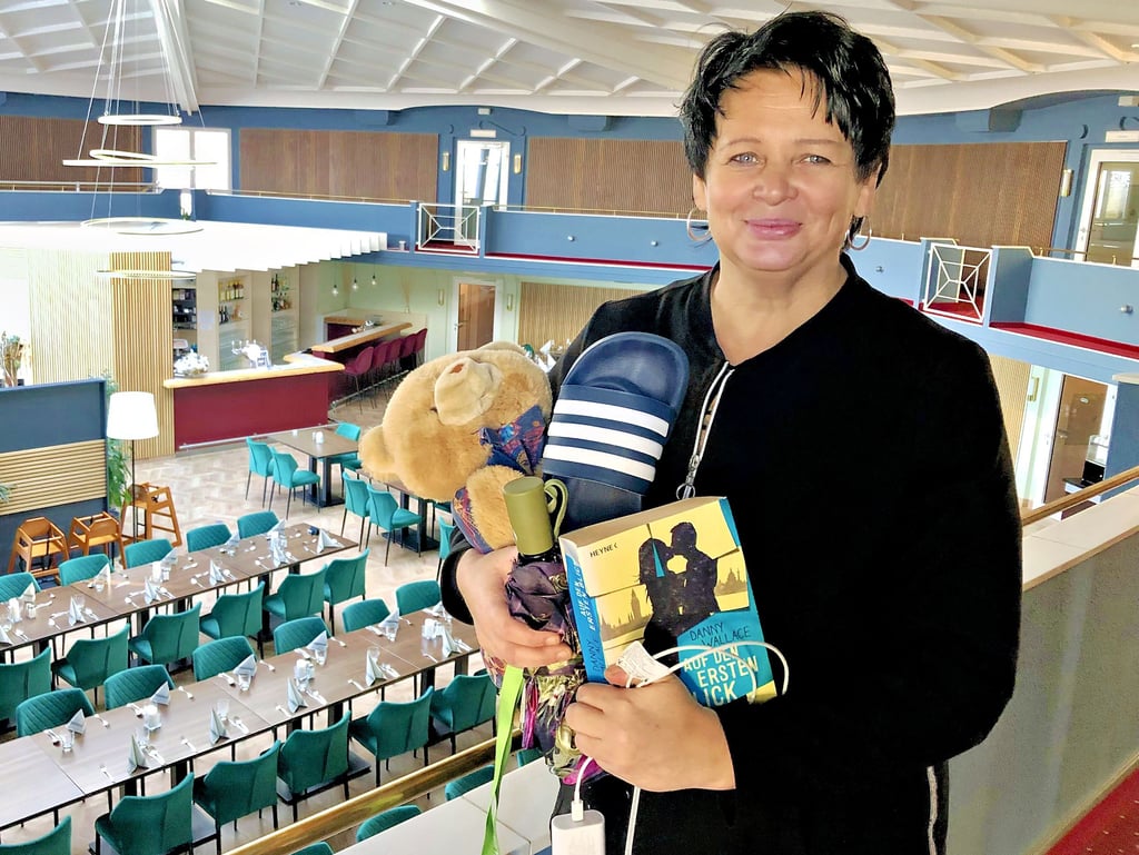Vom Teddybären über Badelatschen bis zum Regenschirm: Hausdame Carola Quack zeigt Dinge, die die Gäste gerne mal im Hotel Amadeus in Osterfeld vergessen. Die Sachen werden aufgehoben und auf Wunsch an die Heimatorte der Gäste nachgesandt.