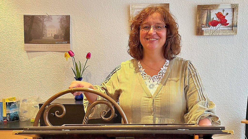 Annegret Andräß an ihrer Drehorgel im Saal des AWO-Kreisverbands Dessau, wo sie ehrenamtlich tätig ist.