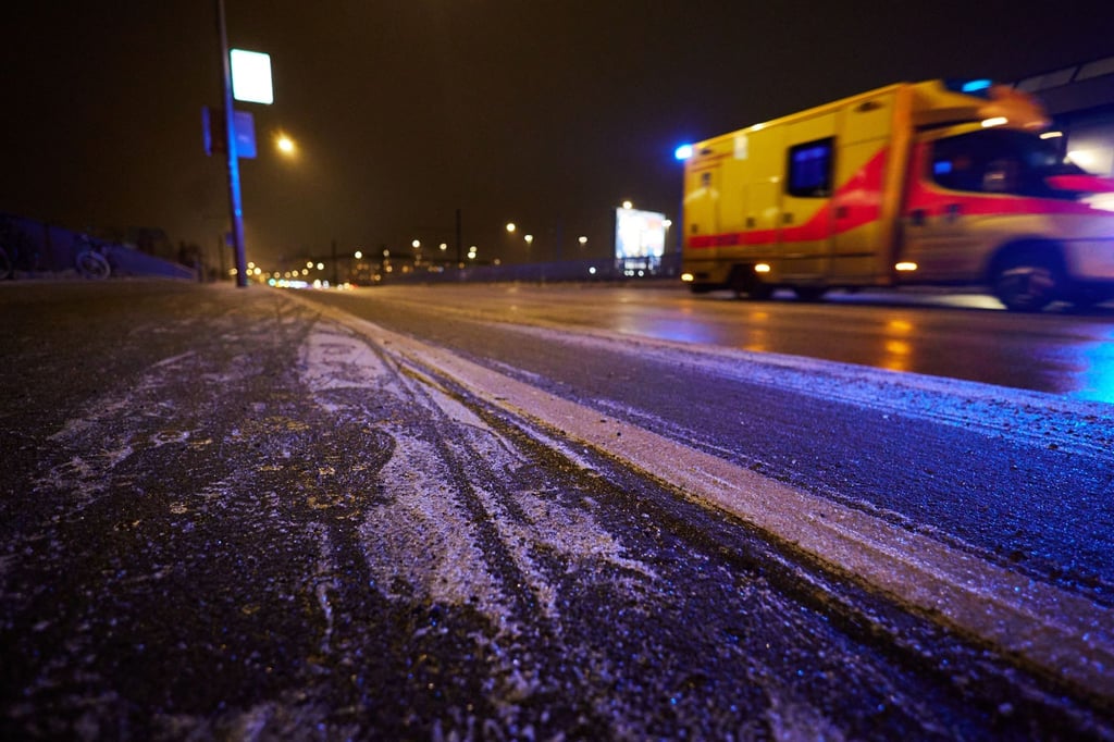 Auf den Straßen in Berlin und Brandenburg hat sich gefährliche Eisglätte gebildet.