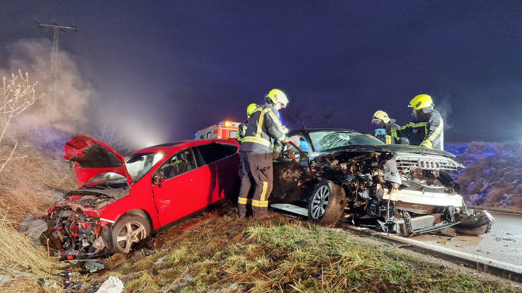 Die beiden Autos wurden bei dem Unfall völlig zerstört.