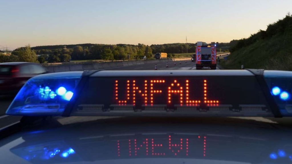 Ein Unfall legte am Freitagmorgen die Autobahn A38 bei Querfurt lahm. Dort war ein Kleintransporter nach Sekundenschlaf in einen Lkw gekracht. Symbolbild: