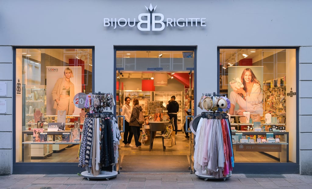 Bei Bijou Brigitte können Kunden unter anderem Modeschmuck kaufen. Doch manchmal sind auch die dringend gesuchten Ohrringe nicht vor Ort erhältlich.