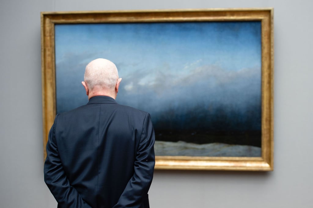 Ein Mann steht in der Alten Nationalgalerie vor Caspar David Friedrichs Werk „Mönch am Meer“.