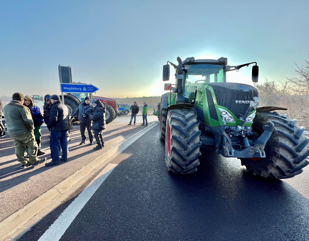 Die Bauern haben die Autobahnauffahrt in Neugattersleben am Mittwoch und Freitag gesperrt.