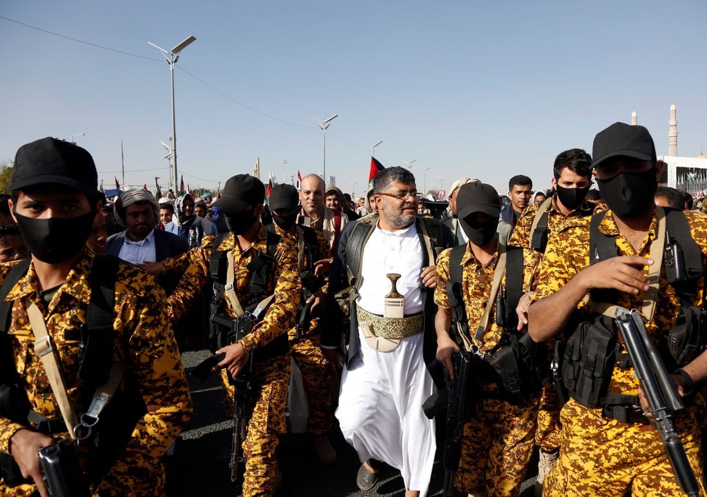 Mohammed Ali al-Houthi (M), ehemaliger Präsident des Revolutionskomitees, kommt zu einer Demonstration in Sanaa gegen die von den USA geführten Luftangriffe.