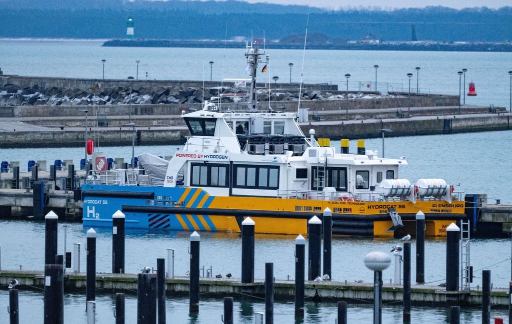 Das Schiff „Hydrocat 55“ liegt im Stadthafen von Sassnitz.