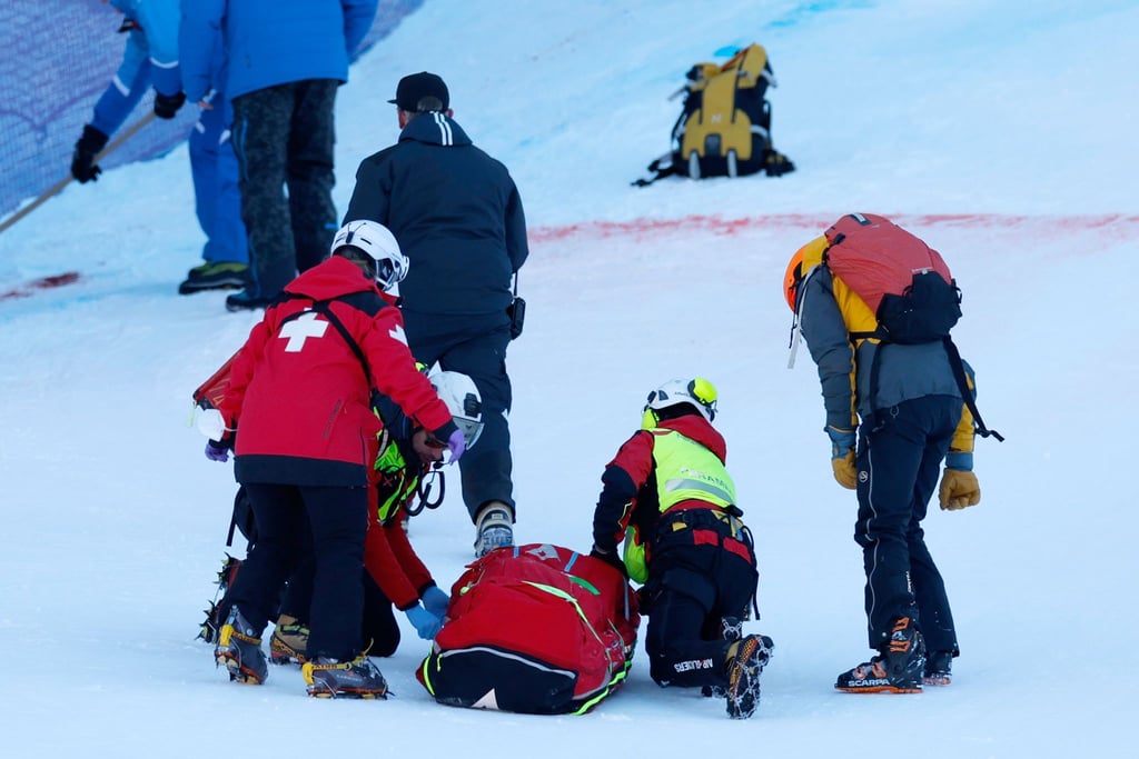 Aleksander Aamodt Kilde wird nach seinem Sturz in der Lauberhorn-Abfahrt versorgt.