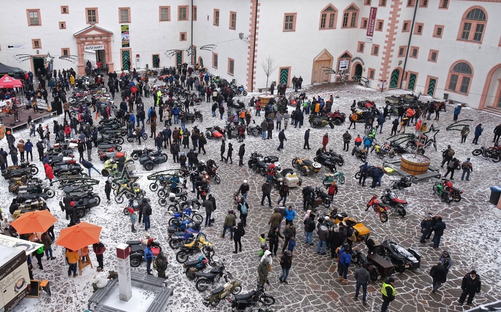 Besucher des Wintertreffens der Motorradfahrer im Innenhof von Schloß Augustusburg.