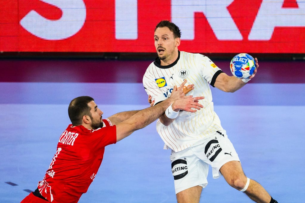 Handball-Nationalspieler Kai Häfner (r) ist zum zweiten Mal Vater geworden.