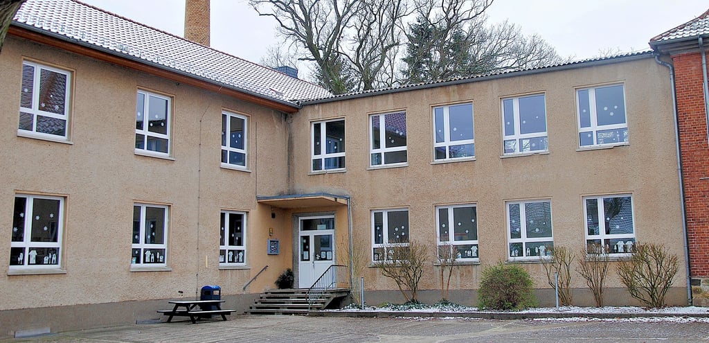 Die Apenburger Grundschule ist derzeit wie auch die übrigen drei in der Verbandsgemeinde nicht barrierefrei zu erreichen. Das könnte sich im Zuge der geplanten Sanierungsarbeiten ändern.