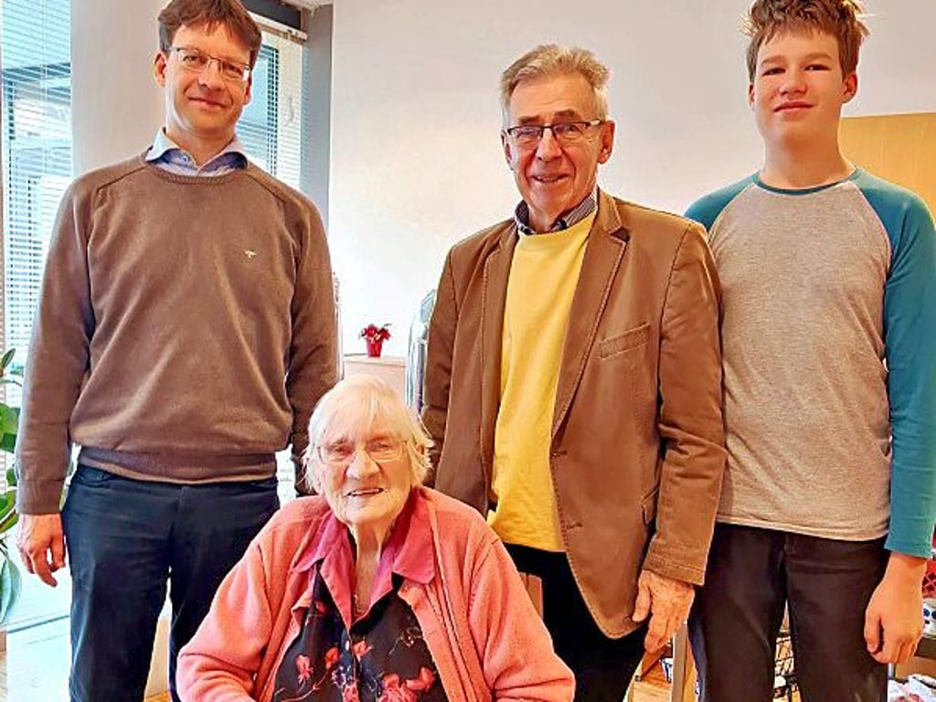 Herta Kowalewski (104) aus Wernigerode im Kreise ihrer Familie.