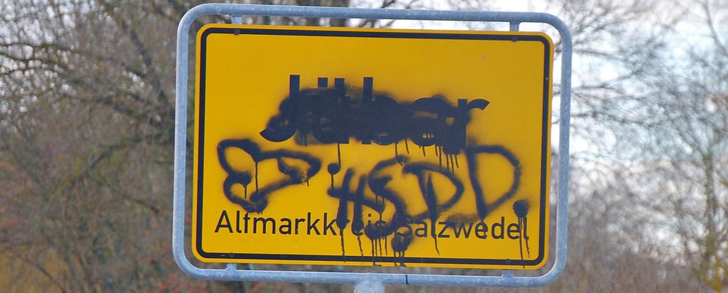 An allen vier Ortseingängen, wie hier von Lüdelsen kommend, wurden die Jübarer Ortsschilder mit schwarzer Farbe beschmiert.