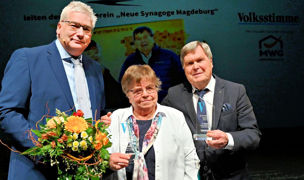 Waltraut Zachhuber und Dieter Steinecke (r.) sind die vierten Sieger bei der Wahl der Magdeburger des Jahres 2023. Ausgezeichnet werden sie für ihren Einsatz für den Neubau einer Synagoge in Magdeburg. Volksstimme-Lokalchef Rainer Schweingel hielt die Laudatio.