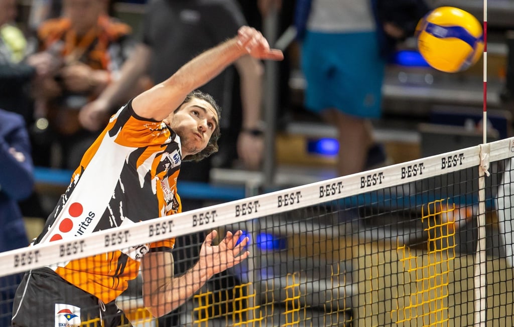 Berlins Timothee Carle spielt den Ball über das Netz.
