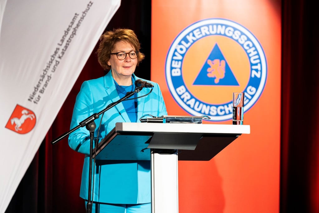 Daniela Behrens (SPD), Innenministerin Niedersachsen, spricht anlässlich der Indienststellung von 26 Fahrzeugen für den Zivil- und Katastrophenschutz im Braunschweiger Schloss.
