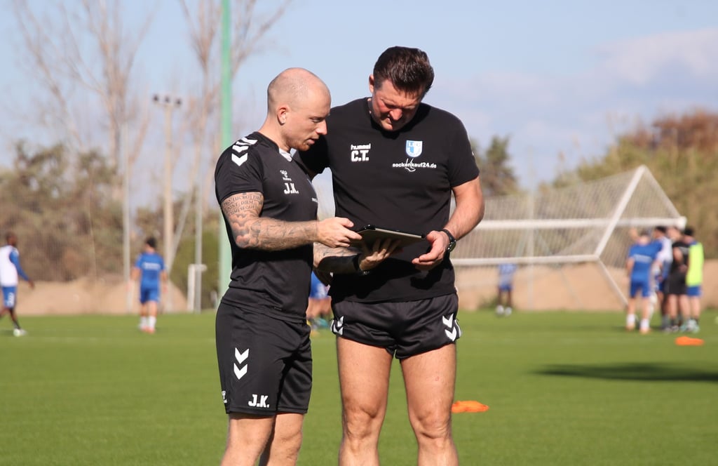 Analysierten die Werte der Akteure: Athletikcoach Jannik Kirchenkamp und Cheftrainer Christian Titz.