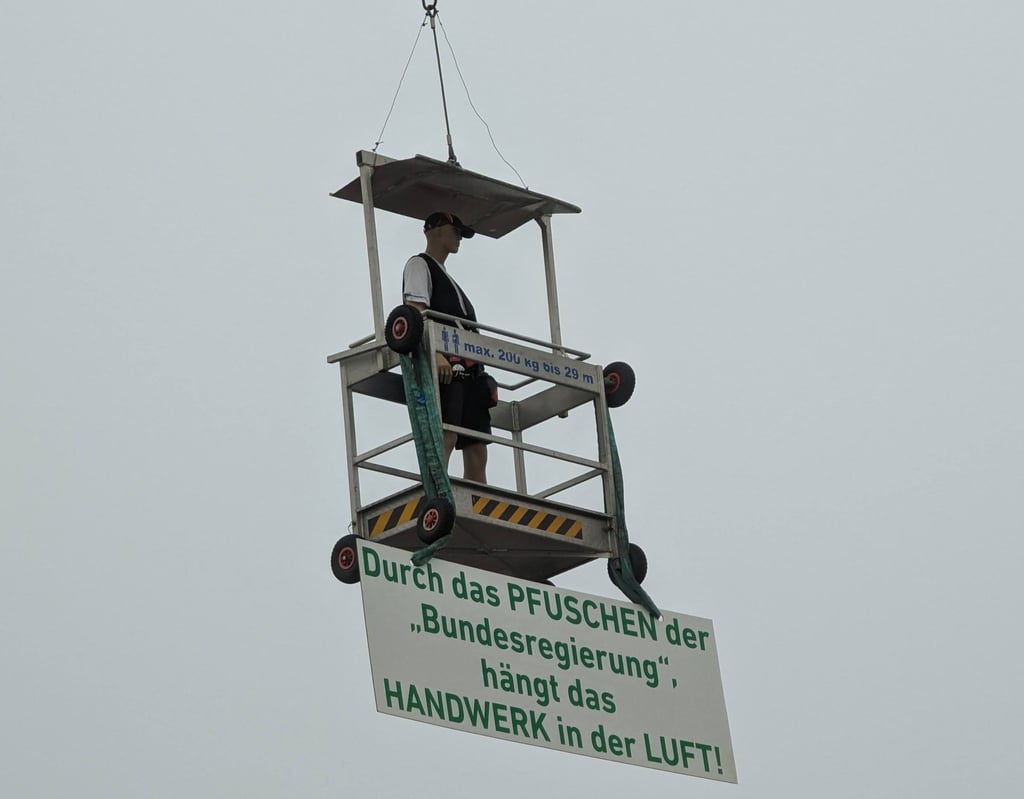 Am Ortseingang Möser direkt an der Bundesstraße 1 hängt das Plakat bei Dachdecker Maue.