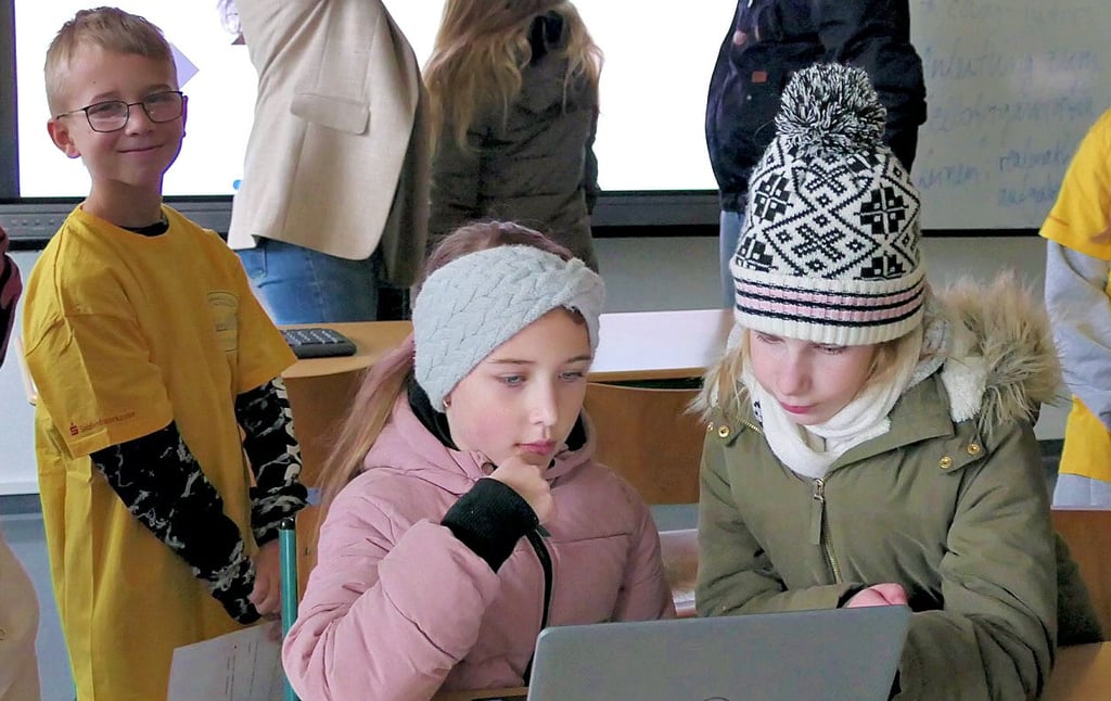 Maximilian zeigt Alina (links) und Leonie den Matheraum.