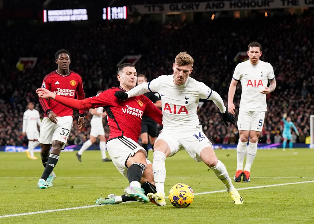 Diogo Dalot greift Timo Werner an.