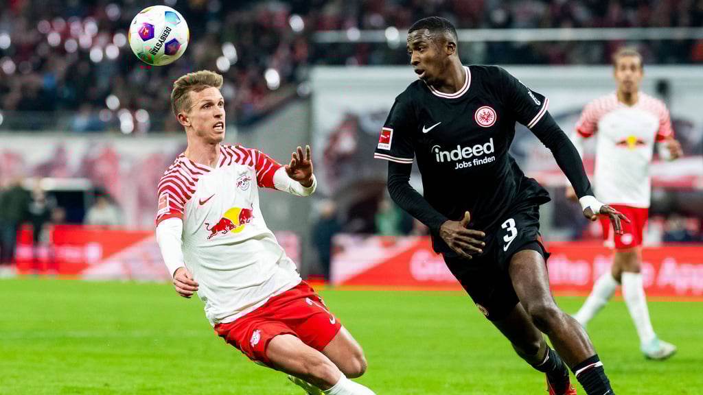 RB-Kicker Dani Olmo (l.) im Zweikampf mit Frankfurts Willian Pacho.
