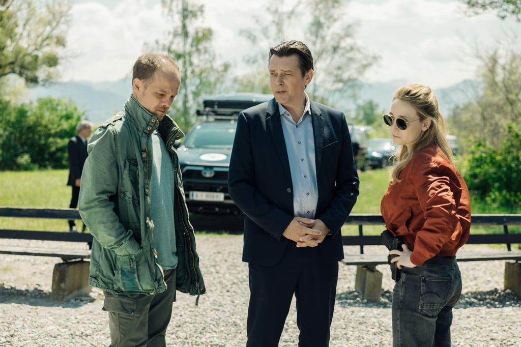 Micha Oberländer (Matthias Koeberlin, l-r), Thomas Komlatschek (Hary Prinz) und Luisa Hoffmann (Alina Fritsch) sprechen über den Fall in einer Szene von „Die Toten vom Bodensee - Atemlos“.