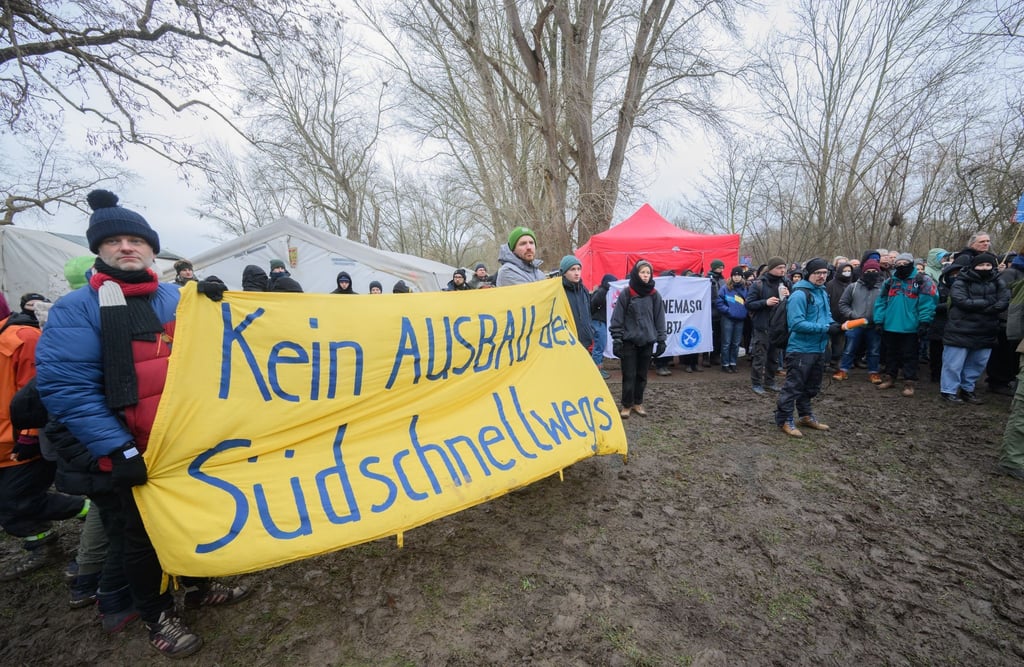 Demonstranten nehmen an einem Rundgang durch die Leinemasch am Südschnellweg teil.