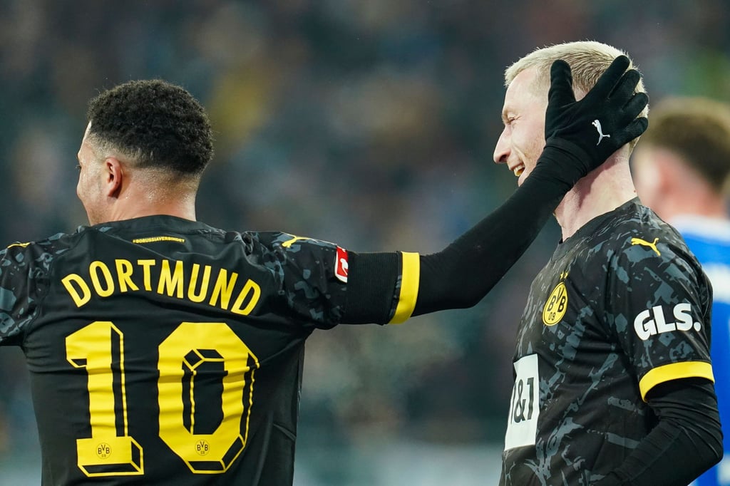 Dortmunds Torschütze Marco Reus (r) jubelt mit Jadon Sancho über das zweite BVB-Tor.
