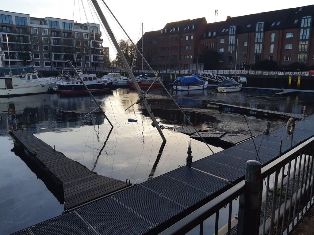 Der Mast eines gesunkenen Segelbootes ist im Hafen von Oldenburg zu sehen.