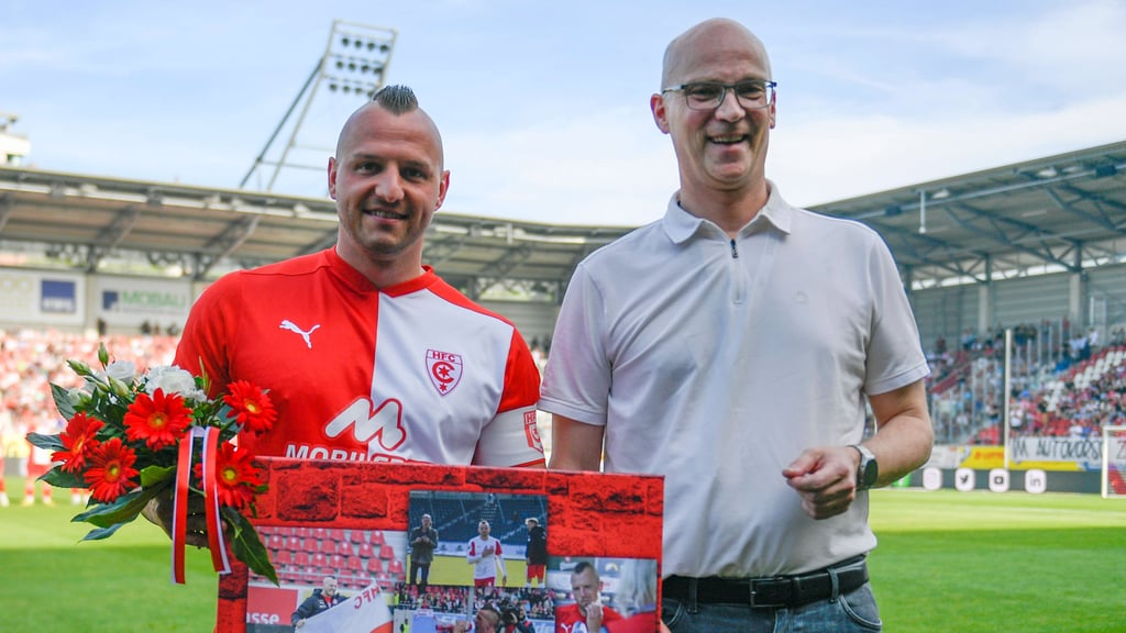 Jürgen Fox (r.) ist neuer Präsident beim Halleschen FC, Toni Lindenhahn wurde zum Ehrenmitglied ernannt.