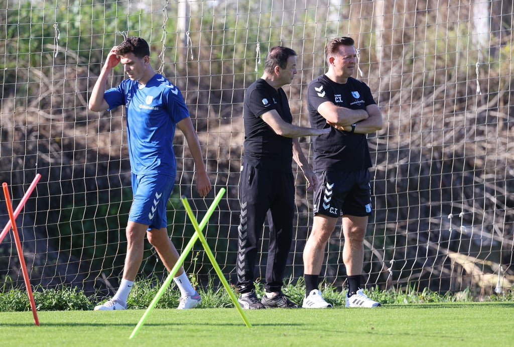 Schauten im FCM-Camp in Side genau hin und diskutierten die Leistung von Tobias Müller (v.l.) sowie seiner Mitspieler: Otmar Schork und Christian Titz.