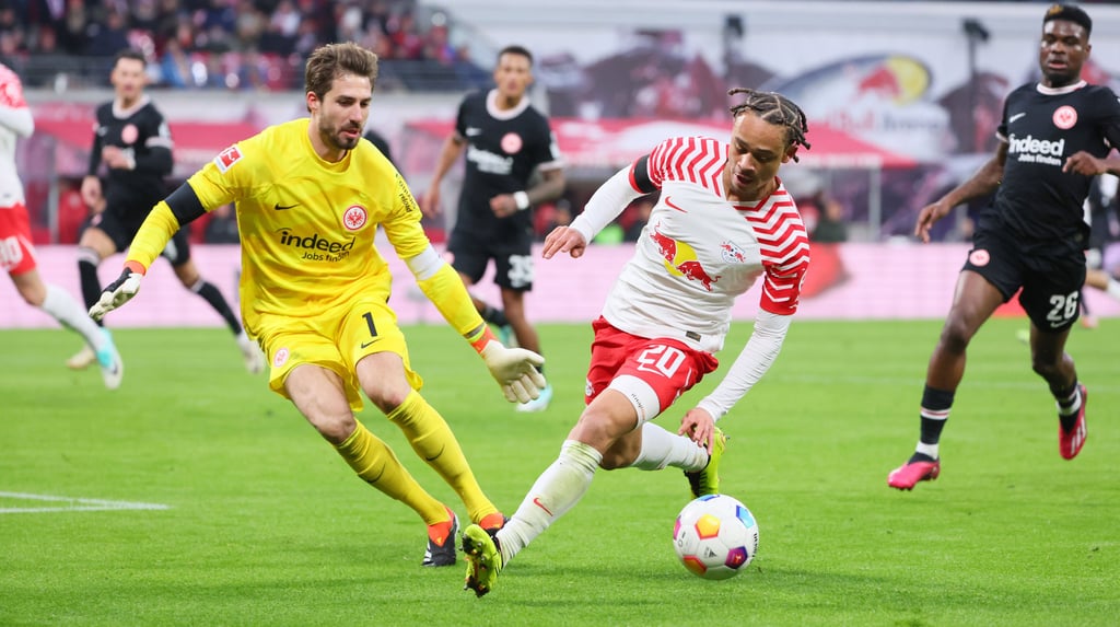 Gelbe Wand: Xavi Simons gegen Kevin Trapp.