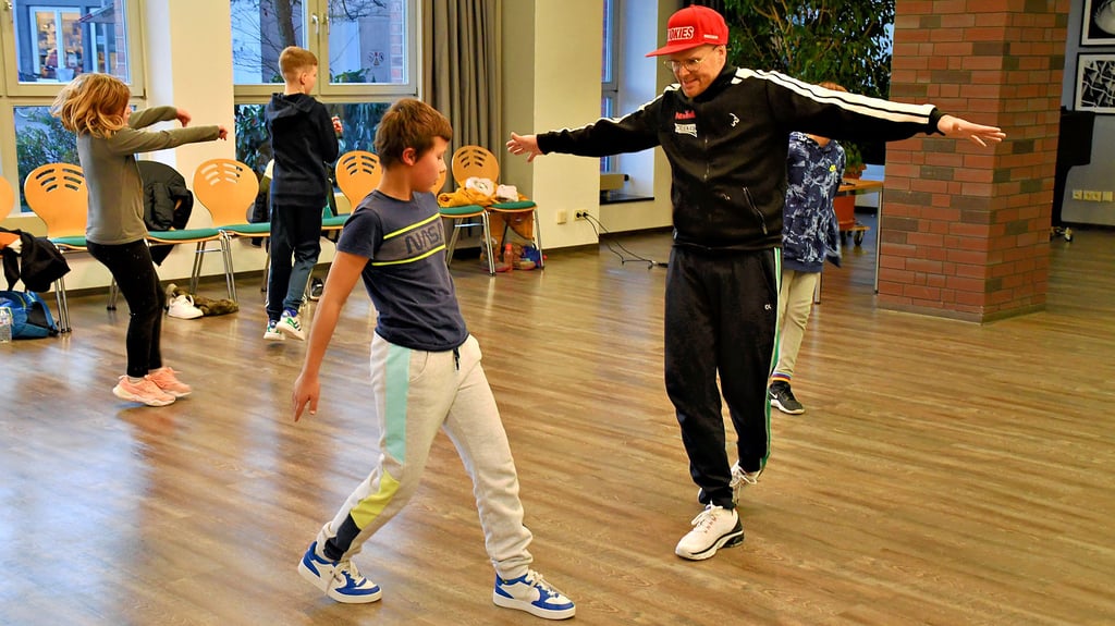 Tanzprofi Nils Klebe zeigt den Kindern und Jugendlichen in Haldensleben, worauf es beim Breakdance ankommt.